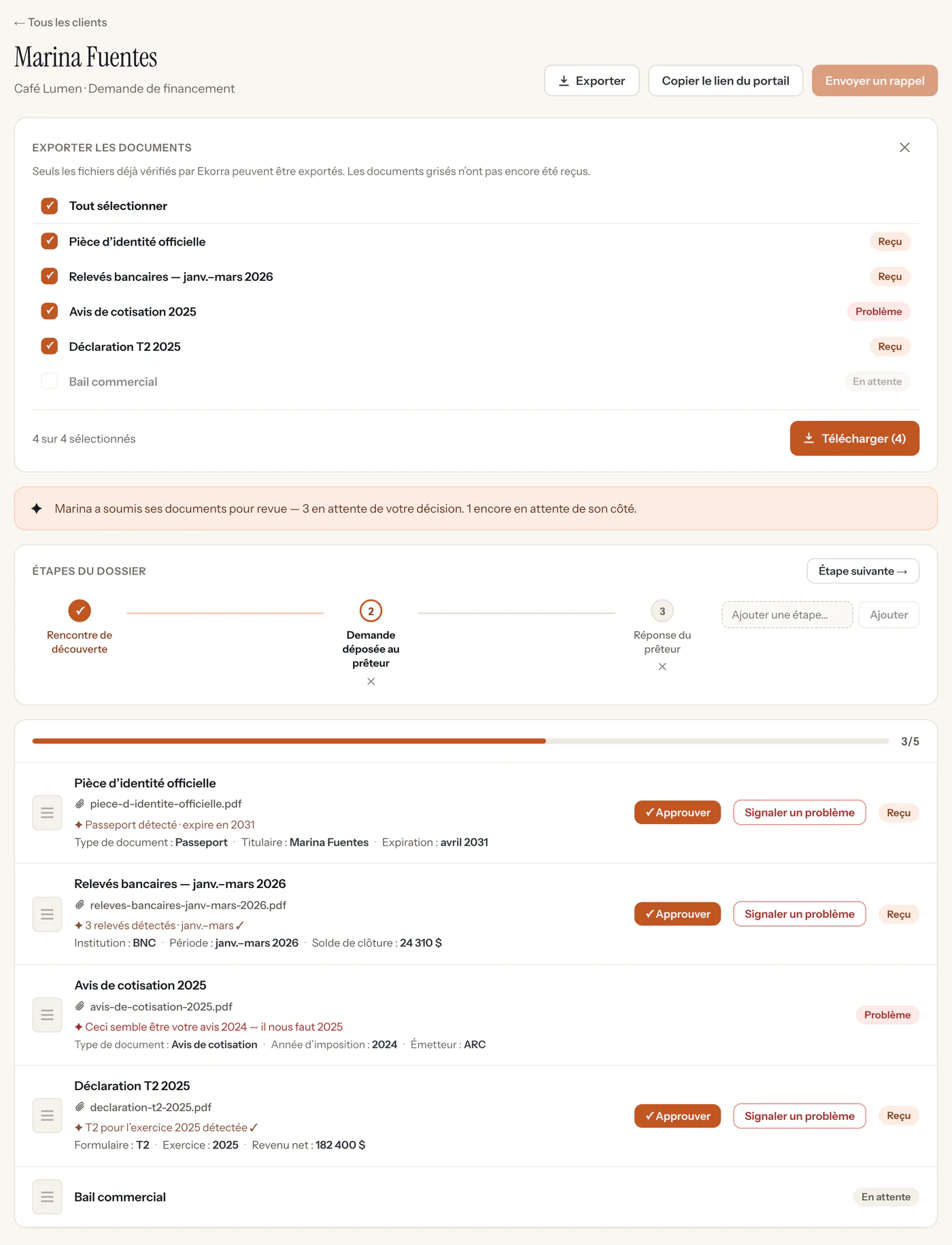 Espace de travail d’Ekorra : revue d’un dossier soumis, avec la note de vérification et les champs extraits de chaque document, et le panneau d’export ZIP.